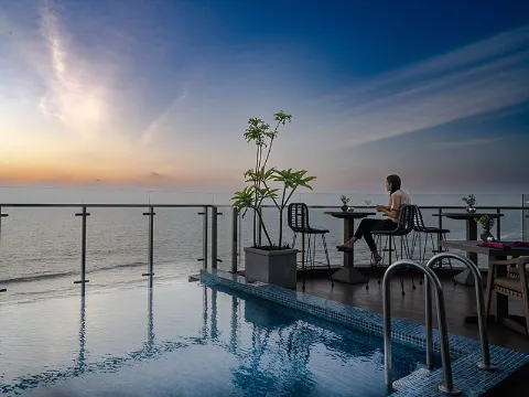 SKY YARD Rooftop Bar & Lounge at MaRadha Colombo