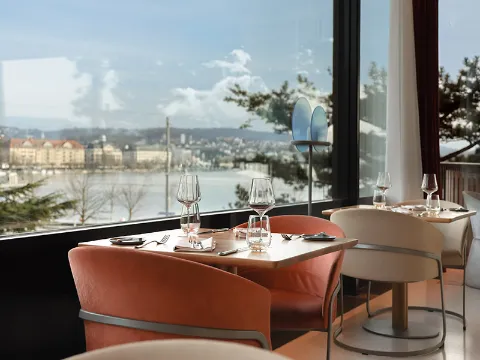 LUX Restaurant & Bar