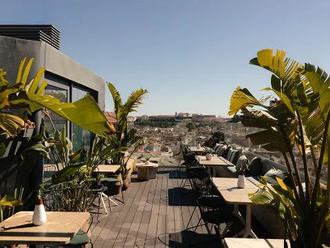 Lumi Rooftop Bar & Restaurant